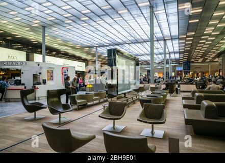 Frankreich, Paris, Flughafen Chares DeGaulle, Reisende im Duty Free-Shopping-Bereich, Aerogare 2, Terminal E, keine Freigaben Stockfoto