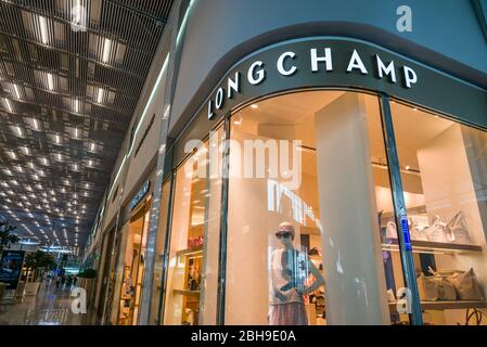 Frankreich, Paris, Flughafen, Chares de Gaulle Aerogare 2, Klemme E, Duty Free Shopping area, Longchamp store Stockfoto