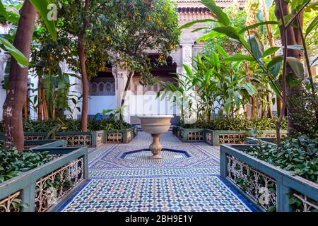 Brunnen in einem der Innenhof des Palastes mit Gärten, Bahia Palace, Marrakesch, Marokko. Stockfoto