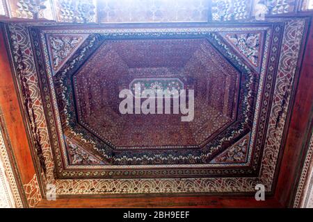 Geschnitzte und bemalte Holzdecke, Bahia Palace, Marrakesch, Marokko. Stockfoto