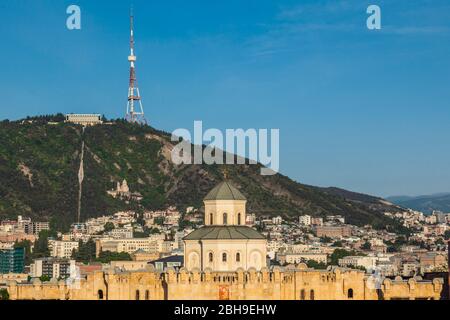 Georgien, Tiflis, Tsminda Sameba Kathedrale und den Fernsehturm auf dem Mtatsminda Hill Stockfoto