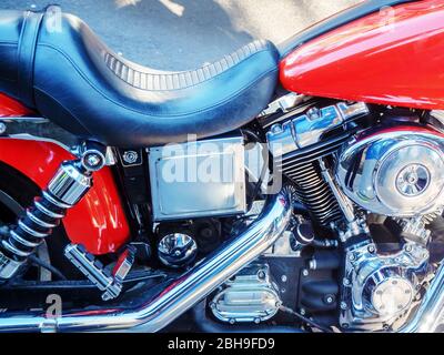 Nahaufnahme Motorrad Motor Seitenansicht reflektierende Metall und schwarzem Leder Sitz Stockfoto