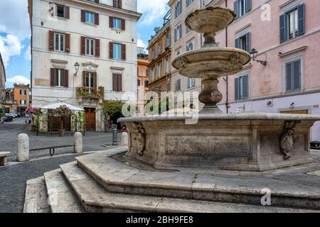 Rom, Italien - die charakteristische Piazza della Madonna Dei Monti mit dem antiken Catechumen-Brunnen, erbaut 1588. Stockfoto