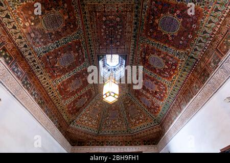 Geschnitzte und bemalte Holzdecke, Bahia Palace, Marrakesch, Marokko. Stockfoto