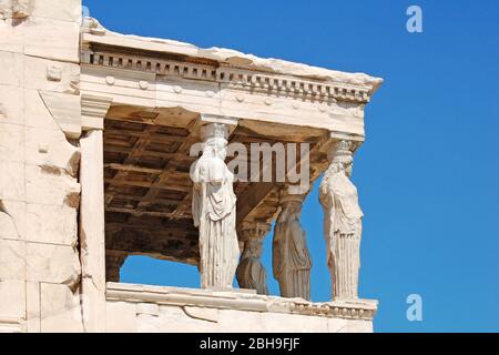 Die Karyatiden vor dem Erechtheion, einem berühmten Tempel auf der Akropolis in Athen Stockfoto