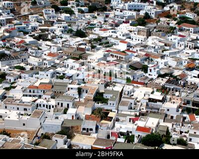 Luftaufnahme einer typischen griechischen Siedlung auf dem Peloponnes, Griechenland Stockfoto