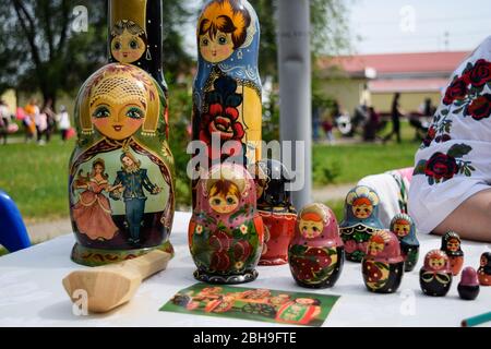 Die Matryoshkas sind auf dem Tisch. Nationale russische Kunst gemalt matryoshkas. Stockfoto