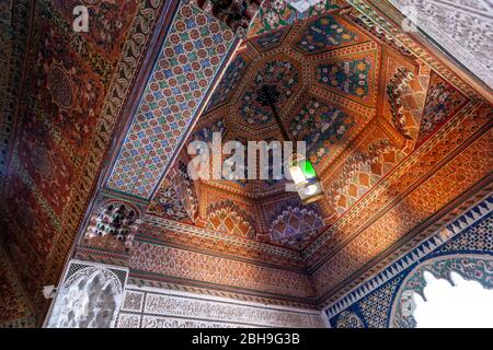 Geschnitzte und bemalte Holzdecke, Bahia Palace, Marrakesch, Marokko. Stockfoto