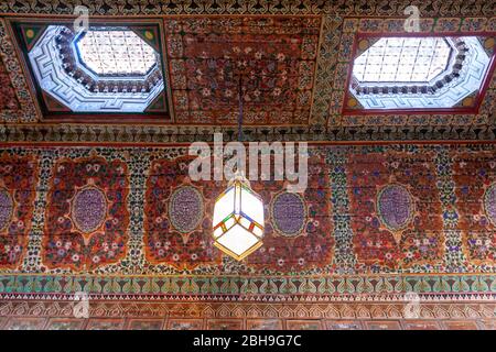 Geschnitzte und bemalte Holzdecke, Bahia Palace, Marrakesch, Marokko. Stockfoto