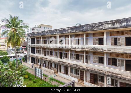 Kambodscha, Phnom Penh, Tuol Sleng Museum der völkermörderischen Verbrechen, Khmer Rouge Gefängnis, der früher als Gefängnis S-21, in der alten Schule bekannt, außen Stockfoto