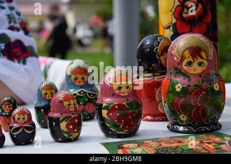 Die Matryoshkas sind auf dem Tisch. Nationale russische Kunst gemalt matryoshkas. Stockfoto