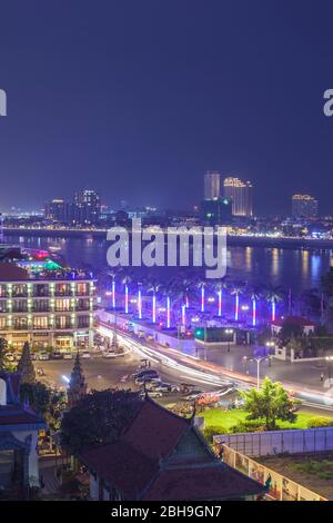 Kambodscha, Phnom Penh, Erhöhte Ansicht entlang des Tonle Sap Fluss Dämmerung Stockfoto