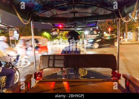 Kambodscha, Phnom Penh, Blick auf die Straße vom Tuk-Tuk Taxi, abends Stockfoto