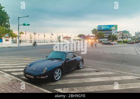 Kambodscha, Phnom Penh, Sisowath Quay, Porsche 911, Dawn Stockfoto