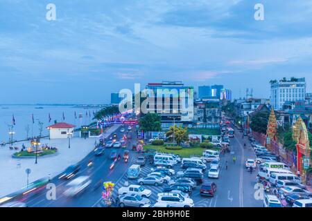 Kambodscha, Phnom Penh, sisowath Quay Verkehr, Erhöhte Ansicht, Dämmerung Stockfoto