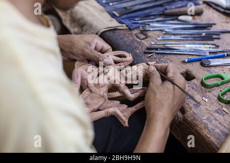 Kambodscha, Siem Reap, Handwerker Angkor, traditionelle Handwerkswerkstatt, Holzschnitzerei, keine Veröffentlichungen Stockfoto