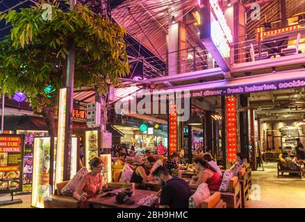 Kambodscha, Siem Reap, Pub Street, Restaurant Detail, Abend, keine Releases Stockfoto