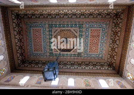 Geschnitzte und bemalte Holzdecke, Bahia Palace, Marrakesch, Marokko. Stockfoto