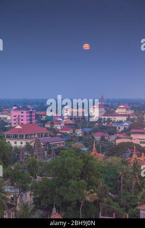 Kambodscha, Battambang, erhöhter Blick auf die Stadt und Mondaufgang, Abenddämmerung Stockfoto