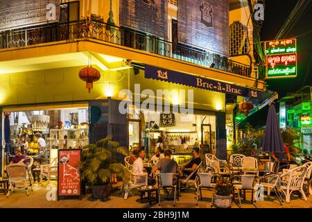 Kambodscha, Battambang, foodie Kapital, Bric-a-Brac Shop und Outdoor Bar Stockfoto