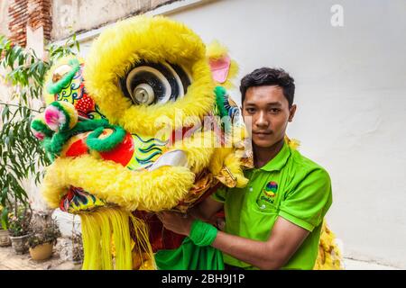 Kambodscha, Battambang, Chinesischer Tempel, Drachentanz-Performer, Stockfoto