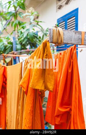 Kambodscha, Battambang, Wat Kandal, buddhistische Mönchskutten Stockfoto