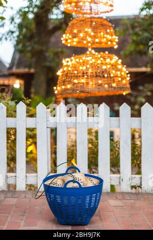 Laos, Luang Prabang, Tak Bat, Morgenprozession buddhistischer Mönch, die Almosen und Speiseopfer sammeln Stockfoto