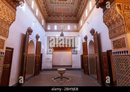 Geschnitzte und bemalte Holzdecke, Bahia Palace, Marrakesch, Marokko. Stockfoto