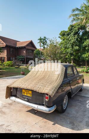 Laos, Vientiane, Lao Textile Museum, Außenansicht mit französischem Peugeot-Auto aus den 1960er Jahren Stockfoto