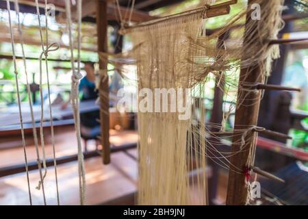 Laos, Vientiane, Lao Textile Museum, Weberin, die traditionellen laotischen Webstuhl, keine Veröffentlichungen Stockfoto