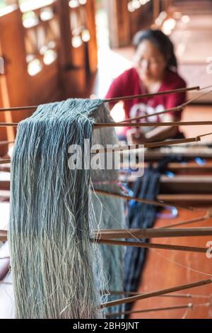 Laos, Vientiane, Lao Textile Museum, Weberin, die traditionellen laotischen Webstuhl, keine Veröffentlichungen Stockfoto