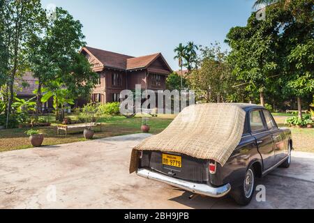 Laos, Vientiane, Lao Textile Museum, Außenansicht mit französischem Peugeot-Auto aus den 1960er Jahren Stockfoto