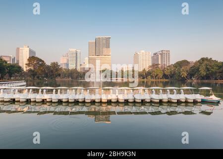 Thailand, Bangkok, Lumphini-Gegend, Lumphini-Park, Schwanenförmige Paddelboote Stockfoto