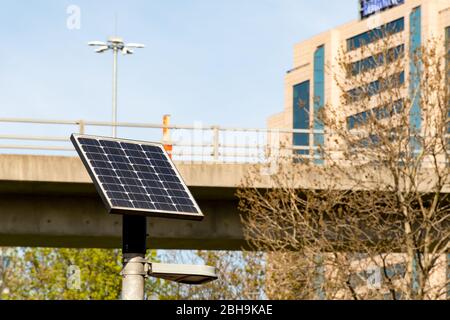 Solarpanel für Straßenbeleuchtung in Glasgow. Die Zunahme dieser erneuerbaren Energiequellen ist Teil der von der Stadtverwaltung von Glasgow angetriegenen Emissionsreduchürung Stockfoto