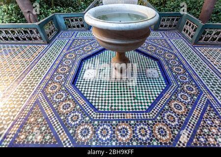 Brunnen in einem der Innenhof des Palastes mit Gärten, Bahia Palace, Marrakesch, Marokko. Stockfoto