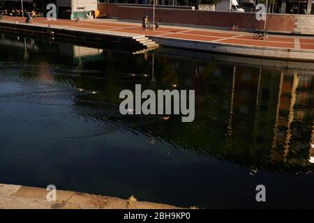 Porta Ticinese im Stadtzentrum von Mailand, das sich im Kanal Darsena del Naviglio widerspiegelt. Stadtgebiet bei Touristen beliebt. Stockfoto