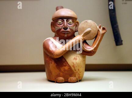 Präkolumbianische Ära. Rührer-Auslauf Keramikflasche in Form von Männern spielen Musikinstrument. Moche. Peru. Südamerika Stockfoto