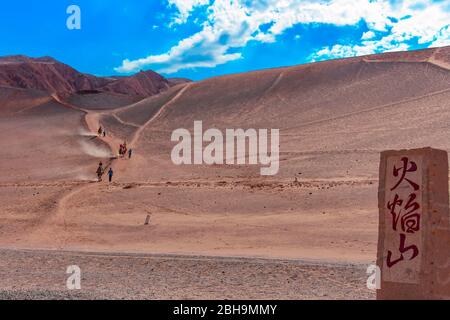 Die Flaming Mountains liegen im nördlichen Teil des Turpan Basin in Xinjiang und sind die nördliche Route der alten Seidenstraße Stockfoto