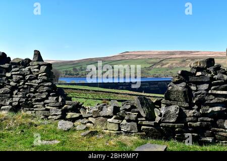 BAITINGS Dam durch eine Lücke in einer Trockensteinmauer. Stockfoto