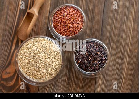 Verschiedene Arten von Quinoa auf Holzhintergrund Stockfoto