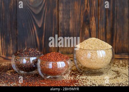 Verschiedene Arten von Quinoa auf Holzhintergrund Stockfoto