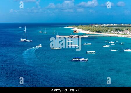 Blick vom Kreuzfahrtschiff, Cockburn Town, Grand Turk Island, Turks- und Caicosinseln, Zentralamerika Stockfoto