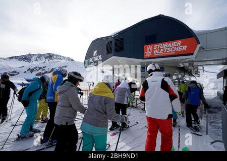 Österreich, Tirol, Stubaital, Neustift, Skigebiet Stubaier Gletscher, Gamsgarten, Talstation Rotadl-Bahn, 2627m, kommende Skifahrer Stockfoto