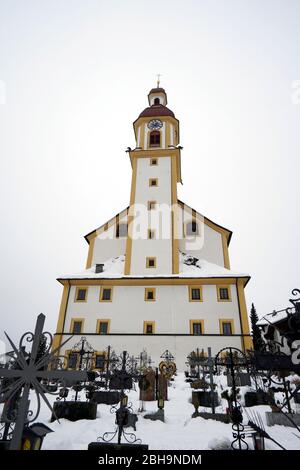 Österreich, Tirol, Stubaital, Neustift, Pfarrkirche St. Georg, Friedhof, schmiedeeiserne Grabkreuze, Winter Stockfoto