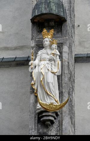 Österreich, Tirol, Schwaz, Pfarrkirche Maria Himmelfahrt, Marienstatue über dem Eingang, außen Stockfoto