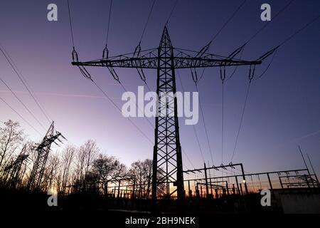 Deutschland, Bayern, Oberbayern, Altötting, Neuötting, Innwerk, Strommast, Umspannwerk, abends Stockfoto