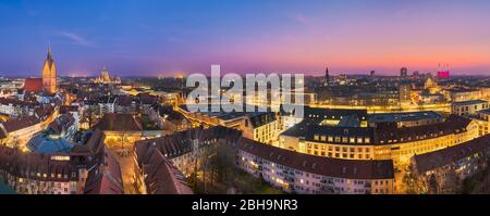 Panoramablick auf Hannover, Deutschland bei Sonnenuntergang Stockfoto