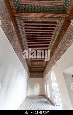 Geschnitzte und bemalte Holzdecke, Bahia Palace, Marrakesch, Marokko. Stockfoto