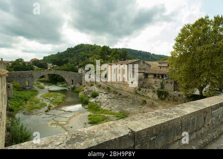 Lagrasse Département Aude, Languedoc-Roussillon, Frankreich, Brücke über das Orbieu in Lagrasse, ist der Ort eines der 100 schönsten Dörfer in Frankreich Stockfoto