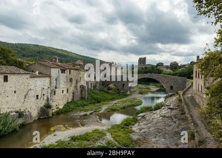 Lagrasse Département Aude, Languedoc-Roussillon, Frankreich, Brücke über das Orbieu in Lagrasse, ist der Ort eines der 100 schönsten Dörfer in Frankreich Stockfoto